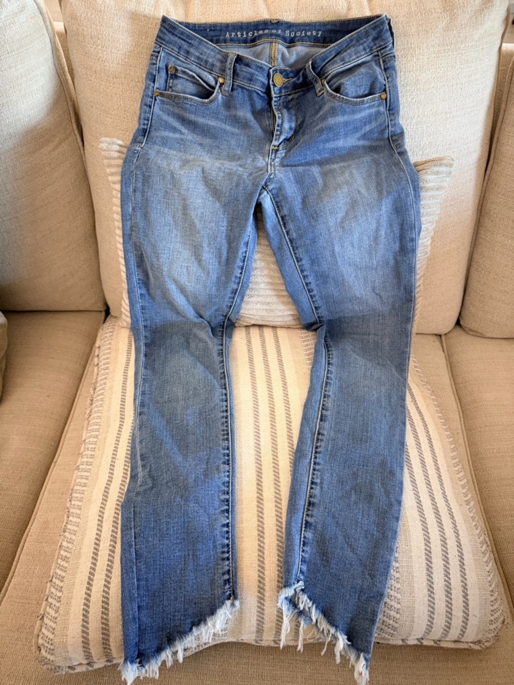 Society Women's Light Blue Cropped Frayed-Hem Jeans